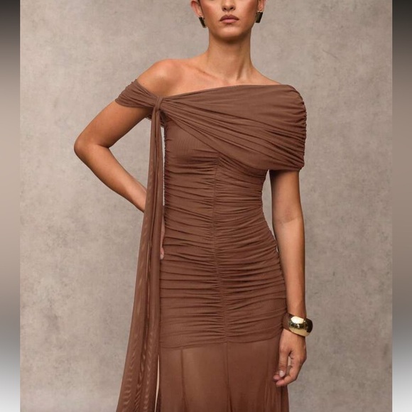 Elegant Brown Off-Shoulder Dress - Picture 6 of 8
